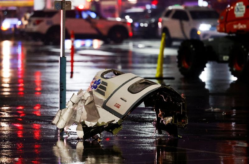 Small medevac plane crashes in Philadelphia with child, 5 others on board