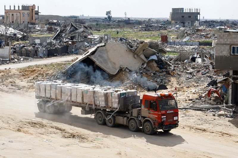 Israel blocks aid into Gaza as ceasefire standoff escalates