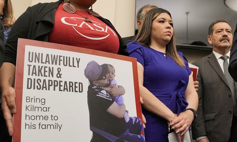 US Supreme Court temporarily halts deportations of Venezuelan migrants under wartime law