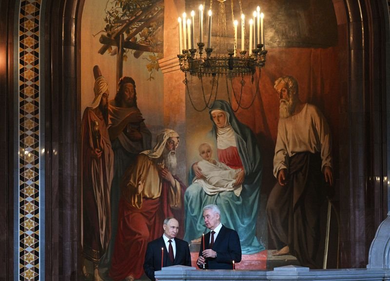 Putin attends Orthodox Easter service after declaring  ceasefire in Ukraine