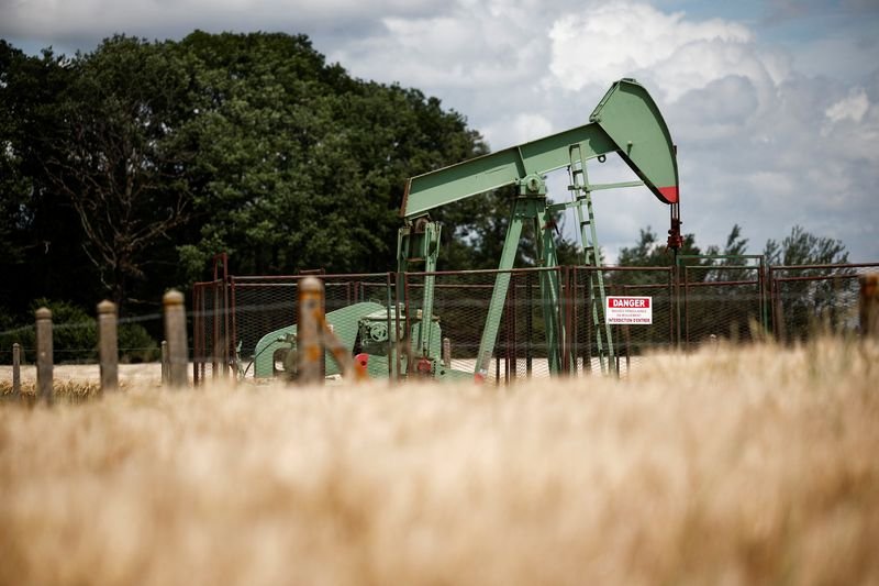 Oil prices stage recovery on new Iran sanctions, equities rally