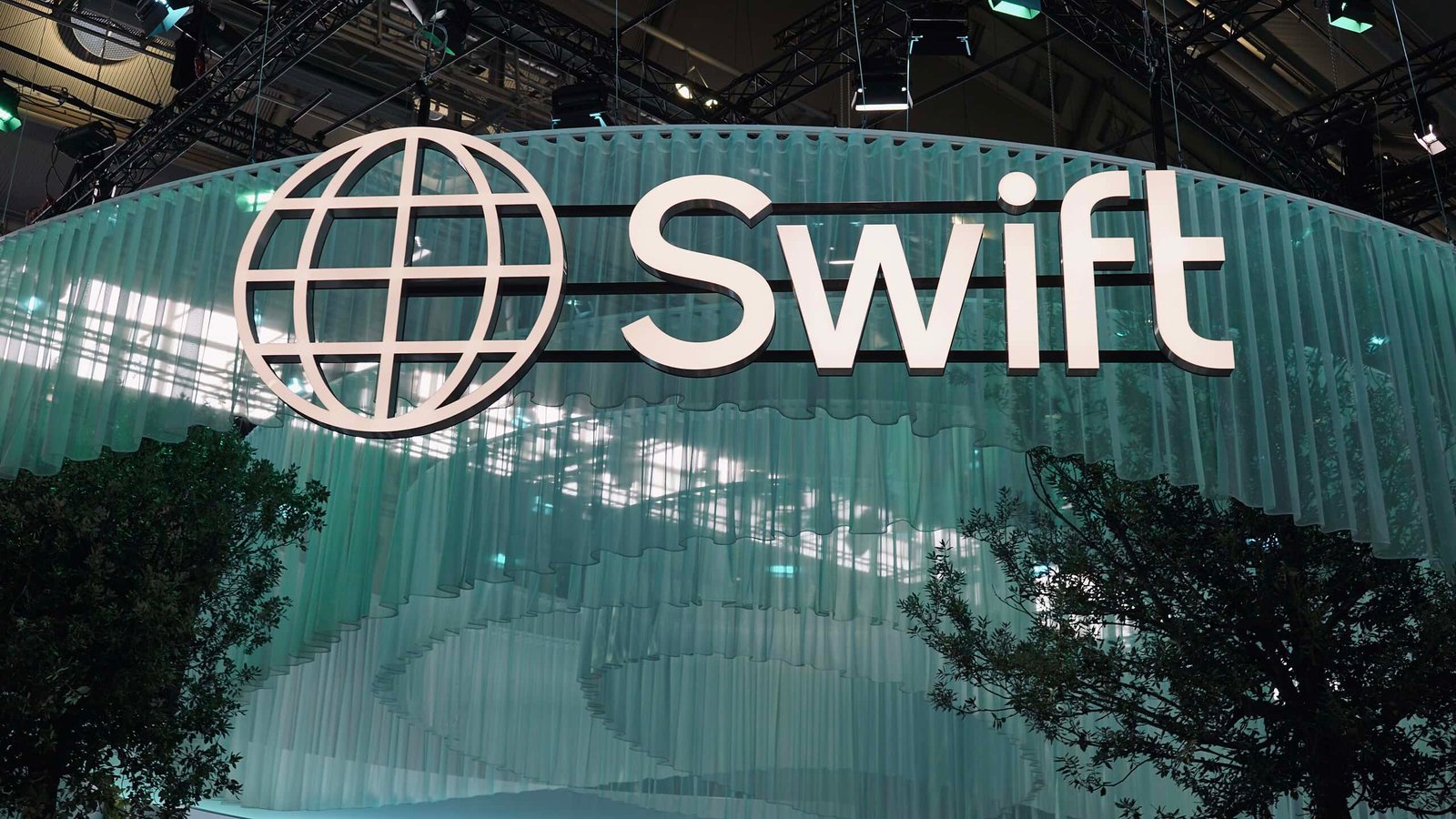 SWIFT, Global Banks To Expand Blockchain Use