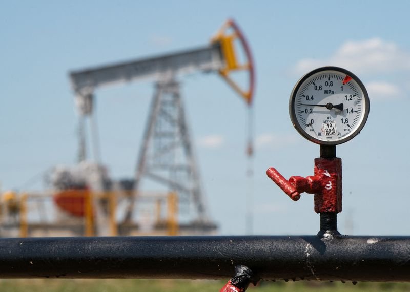 Oil holds in tight range, rising output offsets Russia supply disruptions
